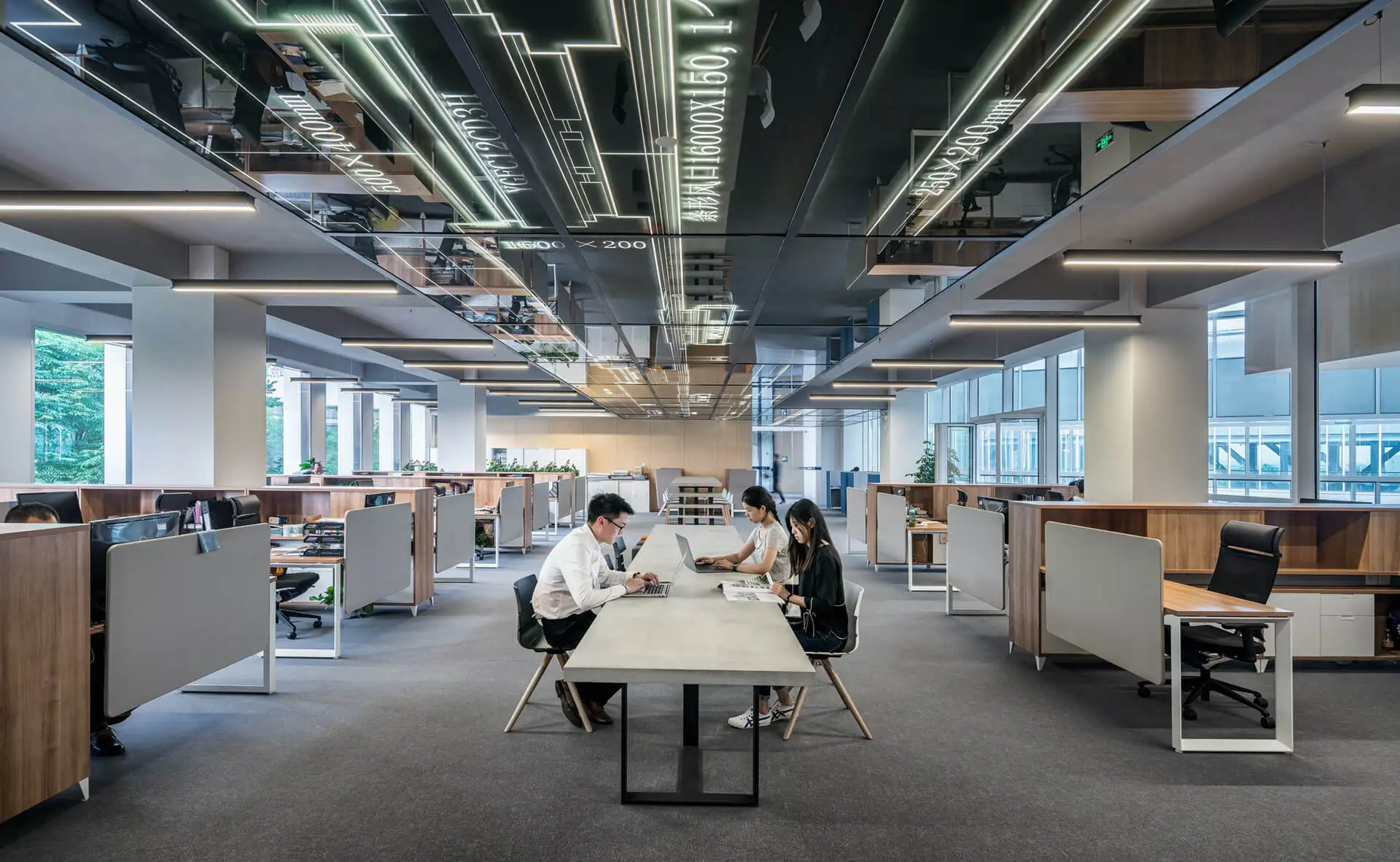 Oficina moderna con equipo de trabajo